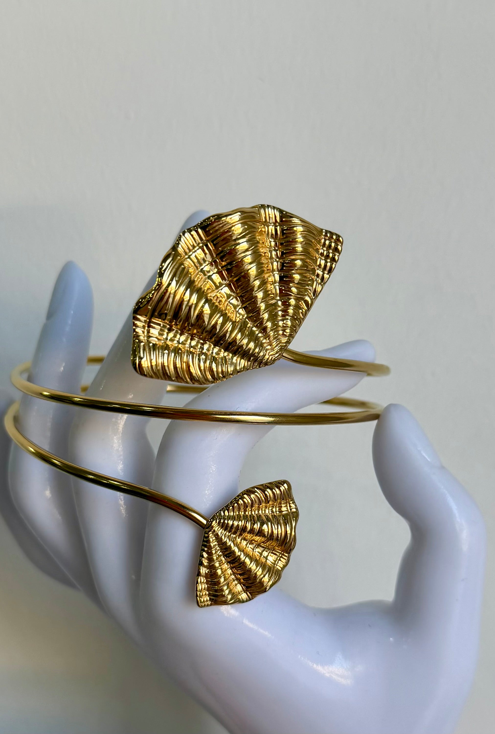 Bracciale rigido conchiglia